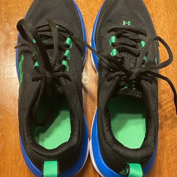 NEW Size: 6Y Under Armour Kids Assert sneakers, black, green, blue, and white - Picture 4 of 8